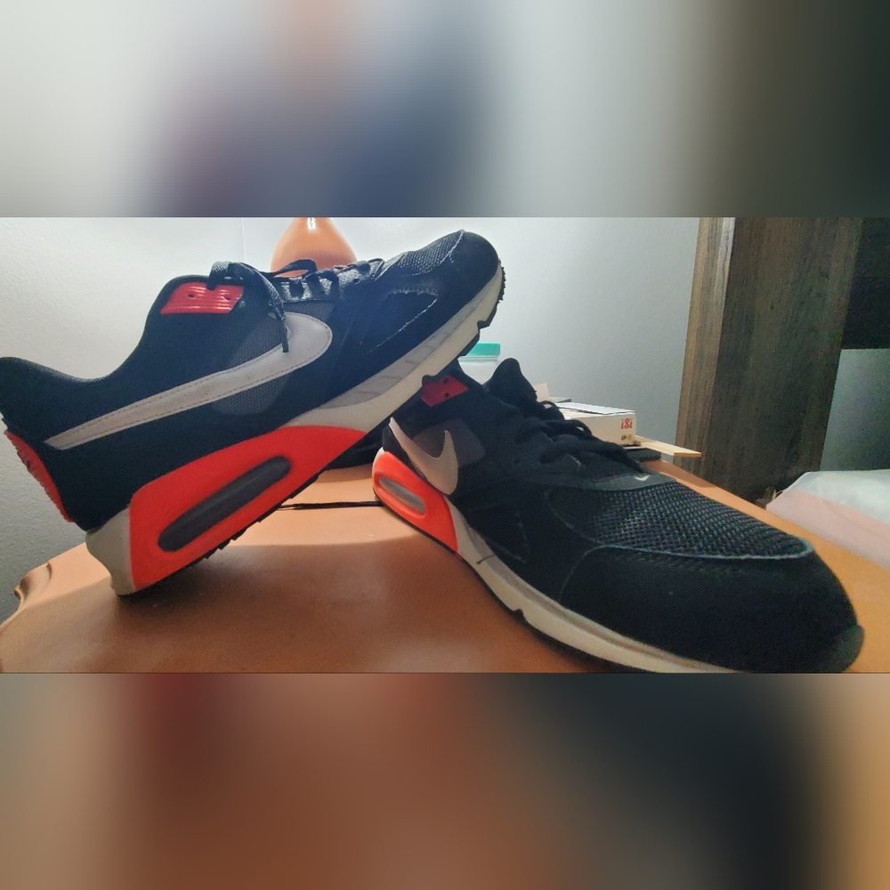 Air Max IVO "Black Crimson"